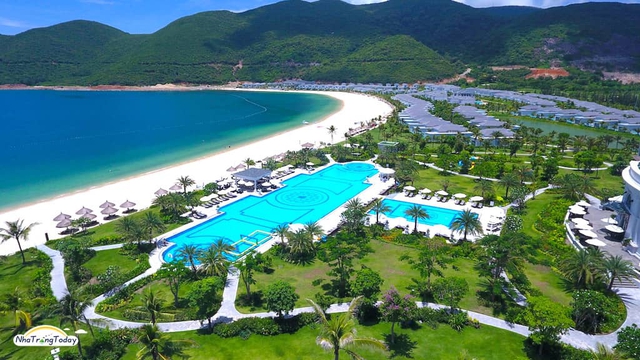 Bãi biển Việt Nam được khách Tây yêu mến, dù trưa nắng gắt vẫn kín người - Ảnh 7.