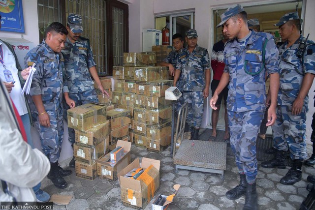 Kiểm tra thùng đựng má phanh xe máy, bất ngờ tìm thấy 360 kg vàng - Ảnh 1.