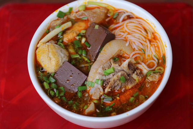 Không phải phở, bánh mì, món ăn 30.000 đồng/bát này mới là hương vị Việt lọt top ngon nhất thế giới- Ảnh 1.