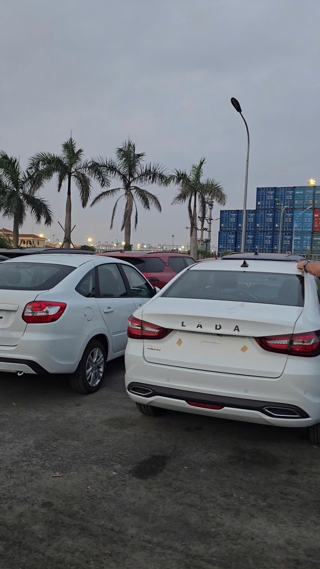Xe Lada của Nga xếp đầy bãi, sắp bán cho người Việt: Giá rất rẻ, xe rất bền nhưng không dành cho số đông? - Ảnh 2.