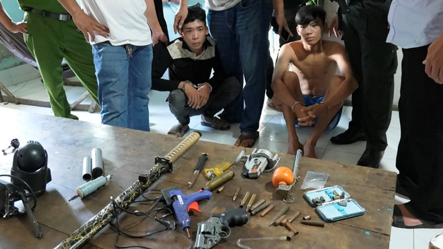 Khám xét khẩn cấp nhà và xe của Lê Nguyễn Nhật Hoài - Ảnh 8.