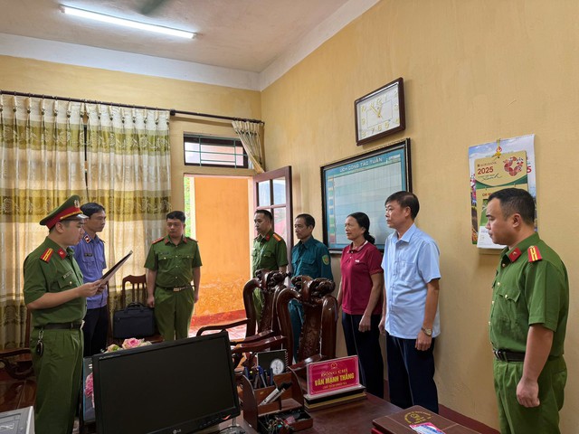 Bắt khẩn cấp, khám xét nơi ở, nơi làm việc của Chủ tịch xã Văn Mạnh Thắng - Ảnh 3.