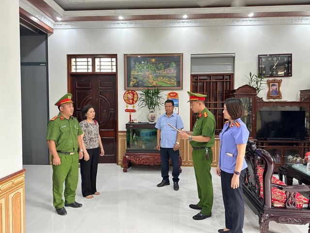 Bắt khẩn cấp, khám xét nơi ở, nơi làm việc của Chủ tịch xã Văn Mạnh Thắng - Ảnh 4.