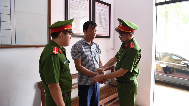 Bắt khẩn cấp, khám xét nơi ở, nơi làm việc của Chủ tịch xã Văn Mạnh Thắng - Ảnh 1.