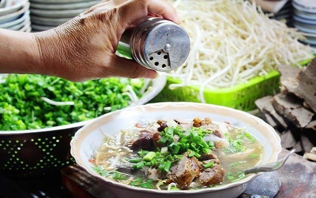 Không phải phở, bánh mì, món ăn chưa tới 30.000đ/bát này mới là hương vị Việt lọt top ngon nhất châu Á - Ảnh 6.