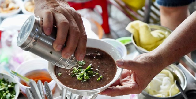 Không phải phở, bánh mì, món ăn chưa tới 30.000đ/bát này mới là hương vị Việt lọt top ngon nhất châu Á - Ảnh 3.