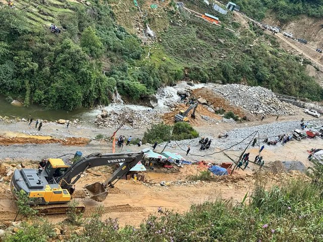 Hiện trường kinh hoàng vụ sạt lở ở Lai Châu làm ít nhất 5 người tử vong - Ảnh 9.