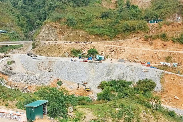 Hiện trường kinh hoàng vụ sạt lở ở Lai Châu làm ít nhất 5 người tử vong - Ảnh 8.