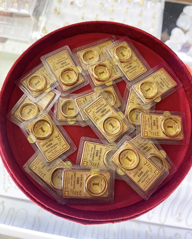 Hơn 20 ngày chăm chỉ xếp hàng mua vàng, người phụ nữ ở Hà Nội lỗ gần 200 triệu đồng - Ảnh 1.