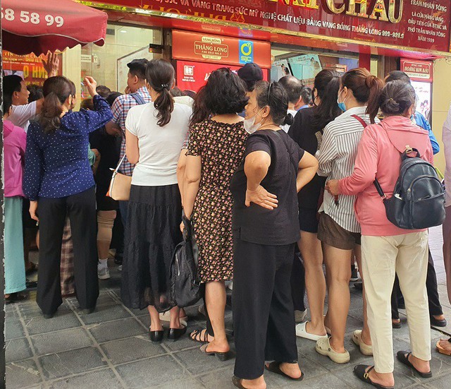 Hơn 20 ngày chăm chỉ xếp hàng mua vàng, người phụ nữ ở Hà Nội lỗ gần 200 triệu đồng - Ảnh 2.