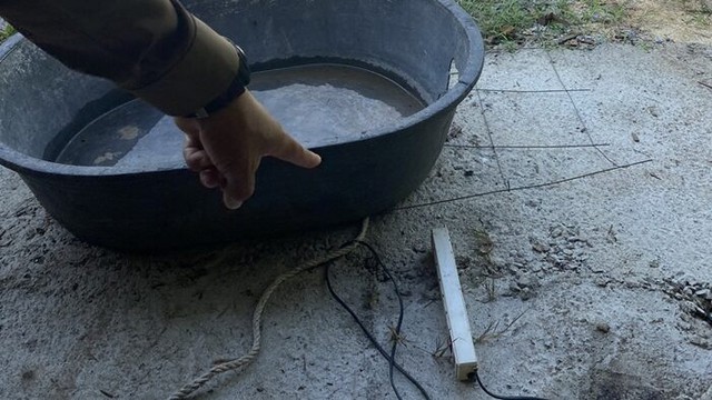 Thấy chồng bị co giật, vợ chạy tới giúp đỡ rồi ngã quỵ, hàng xóm chứng kiến cảnh ám ảnh - Ảnh 1.