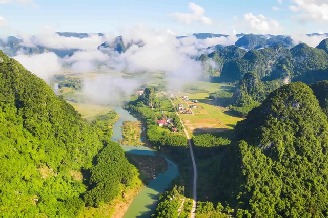 Du khách lần đầu tới tỉnh miền Trung, trầm trồ nhận xét: "Không ngờ lại đẹp như tranh vẽ!"- Ảnh 1.
