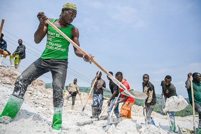 Bên trong 'mỏ vàng đen' coltan Congo nuôi sống thế giới công nghệ - Ảnh 1.