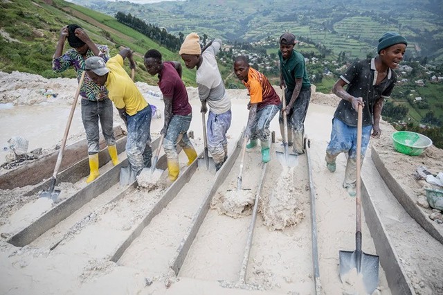 Bên trong 'mỏ vàng đen' coltan Congo nuôi sống thế giới công nghệ - Ảnh 3.