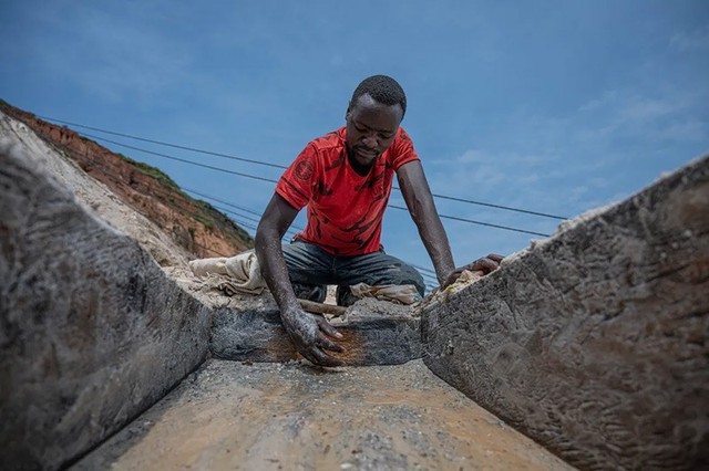 Bên trong 'mỏ vàng đen' coltan Congo nuôi sống thế giới công nghệ - Ảnh 4.