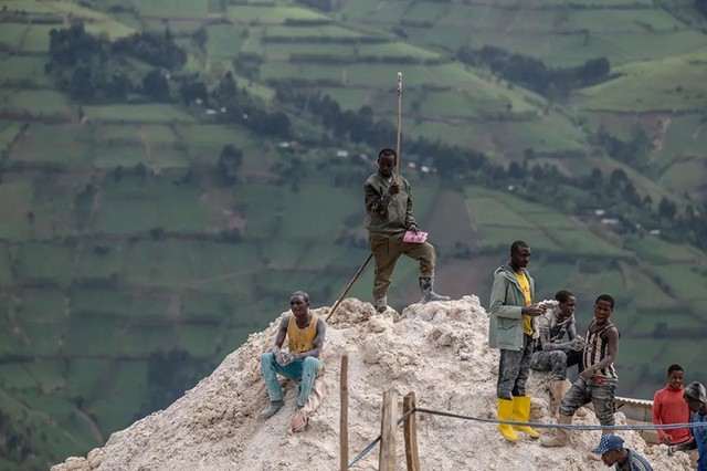 Bên trong 'mỏ vàng đen' coltan Congo nuôi sống thế giới công nghệ - Ảnh 6.
