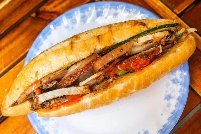 Khách Tây nhận xét: Việt Nam có 1 món nổi tiếng bậc nhất vì nó vừa ngon, ăn no bụng và còn rẻ nữa - Ảnh 6.