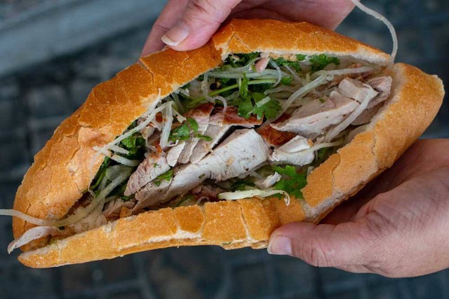 Khách Tây nhận xét: Việt Nam có 1 món nổi tiếng bậc nhất vì nó vừa ngon, ăn no bụng và còn rẻ nữa - Ảnh 7.