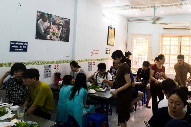 Khách Tây nhận xét: Việt Nam có 1 món nổi tiếng bậc nhất vì nó vừa ngon, ăn no bụng và còn rẻ nữa - Ảnh 2.