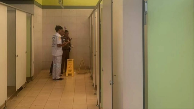 Đang phục vụ ở quán cà phê, nữ nhân viên thấy đau bụng, chạy vào nhà vệ sinh thì bỗng sinh ra 1 đứa trẻ - Ảnh 1.