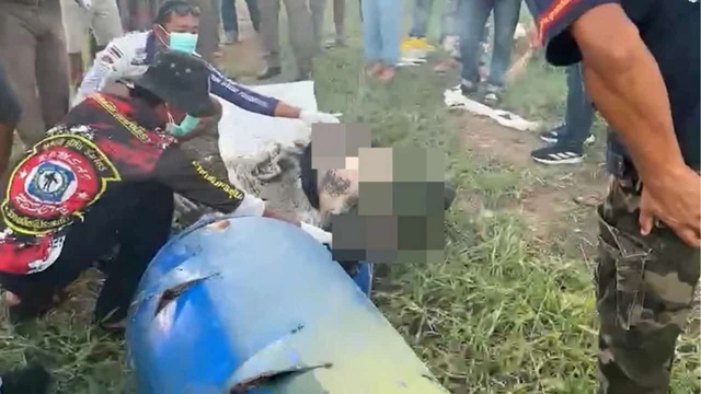 Thùng nhựa nổi trên hồ chứa thứ khiến người câu cá hoảng sợ - Ảnh 2.