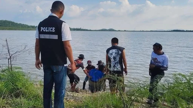 Thùng nhựa nổi trên hồ chứa thứ khiến người câu cá hoảng sợ - Ảnh 1.