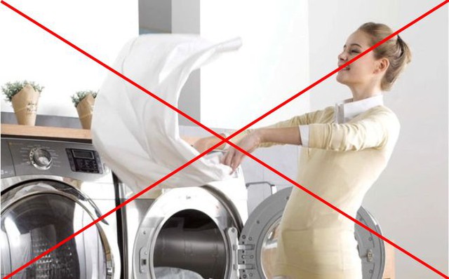 Covid-19 có lây được qua khẩu trang, quần áo không? Câu trả lời của chuyên gia gây bất ngờ - Ảnh 5.