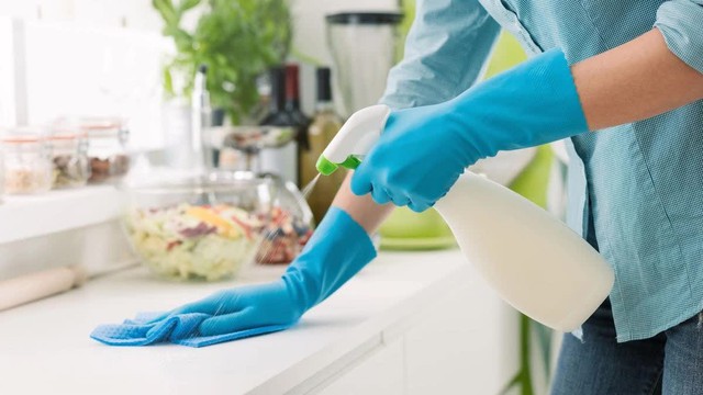 Covid-19 có lây được qua khẩu trang, quần áo không? Câu trả lời của chuyên gia gây bất ngờ - Ảnh 6.