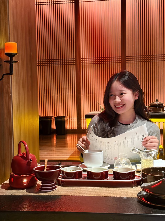 Khách Việt ấn tượng với trải nghiệm ở quán lẩu Trung Quốc, nhận xét: "Vua chúa cũng chỉ đến thế là cùng!" - Ảnh 1.