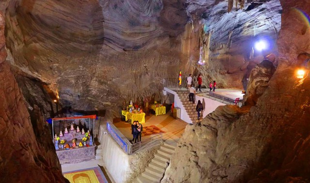 Phát hiện ngôi chùa ẩn sâu trong hang đá, cách Hà Nội hơn 100km, đang nổi tiếng nhờ vị sư thầy này - Ảnh 4.