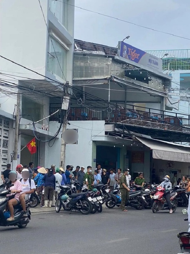 Vụ 3 người tử vong trong khách sạn: Đau xót cảnh giấy khen, bình sữa đặt cạnh di ảnh bé trai 5 tuổi - Ảnh 1.
