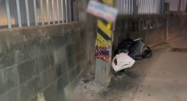 Nghe thấy tiếng ô tô va chạm, người dân chạy tới thì chứng kiến cảnh tượng lạ đời chưa từng thấy - Ảnh 2.