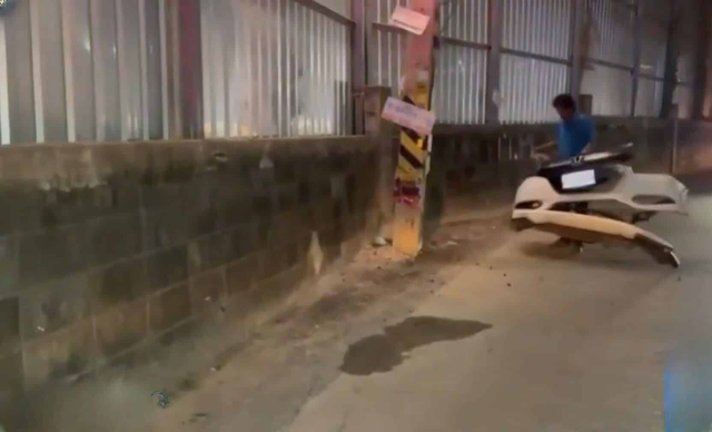 Nghe thấy tiếng ô tô va chạm, người dân chạy tới thì chứng kiến cảnh tượng lạ đời chưa từng thấy - Ảnh 3.