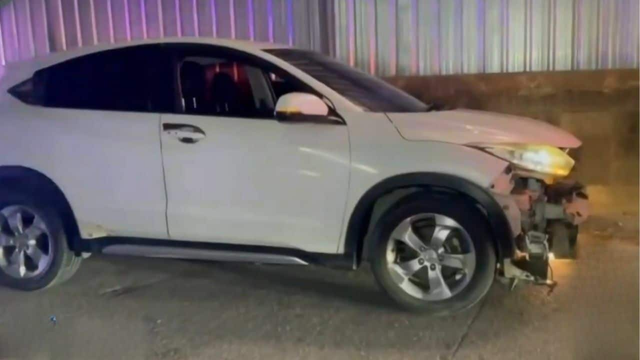 Nghe thấy tiếng ô tô va chạm, người dân chạy tới thì chứng kiến cảnh tượng lạ đời chưa từng thấy - Ảnh 1.