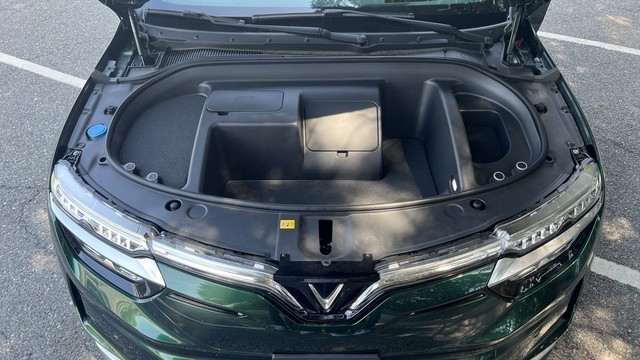 VinFast VF 8 đời mới tới Mỹ, chuyên trang xe lái thử rồi nhận xét