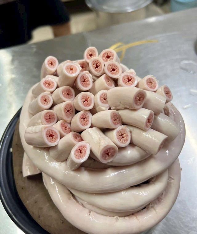 "Đội nắng" đi ăn lòng se điếu ở Hà Nội, thực khách ngạc nhiên trước câu trả lời của nhân viên - Ảnh 1.