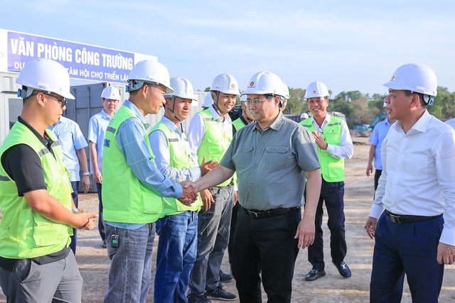 Thủ tướng động viên cán bộ, công nhân các đơn vị thi công dự án Trung tâm Hội chợ Triển lãm Quốc gia, ngày 25/10/2024. Ảnh: VGP Thủ tướng động viên cán bộ, công nhân các đơn vị thi công dự án Trung tâm Hội chợ Triển lãm Quốc gia, ngày 25/10/2024. Ảnh: VGP