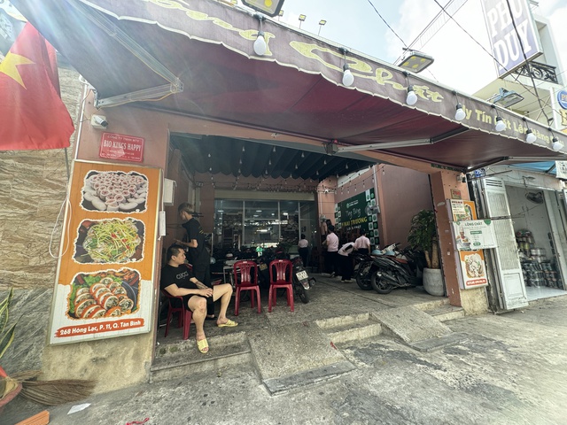 "Đội nắng" đi ăn lòng se điếu ở Hà Nội, thực khách ngạc nhiên trước câu trả lời của nhân viên - Ảnh 2.