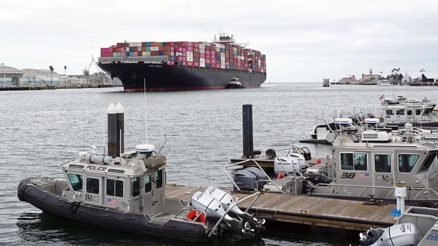 Một tàu chở hàng cập cảng Los Angeles. Ảnh: Reuters