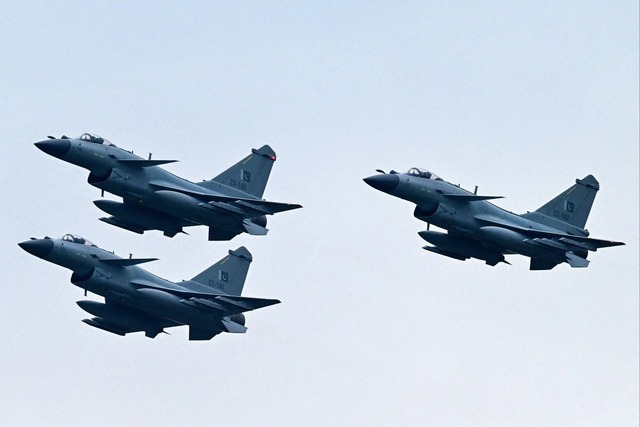 Pakistan tuyên bố J-10C bắn hạ Rafale Ấn Độ: 1 chỉ số ở Trung Quốc tăng vọt - Bắc Kinh nói gì? - Ảnh 1.