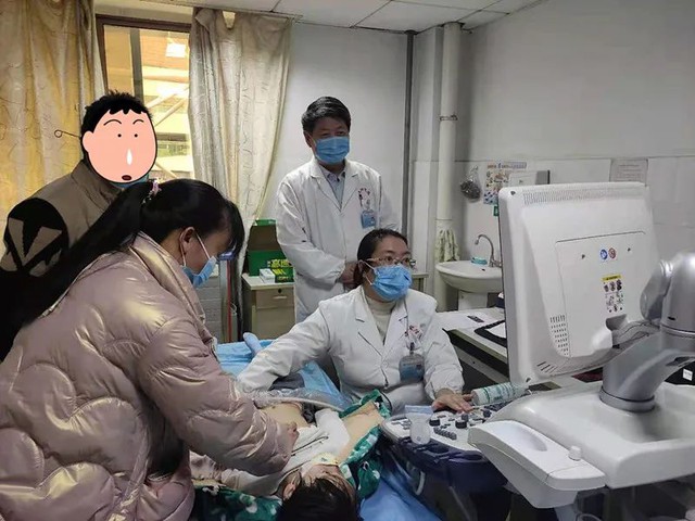 Bé gái 6 tuổi cứ thứ sáu lại đau bụng dữ dội: Tới viện, bác sĩ nói 1 câu duy nhất khiến cha mẹ bừng tỉnh - Ảnh 1.