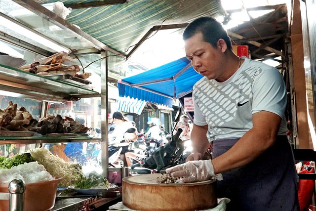 Không phải phở và bún bò Huế, món ăn 30.000 đồng/bát này mới là hương vị Việt lọt top ngon nhất thế giới - Ảnh 10.