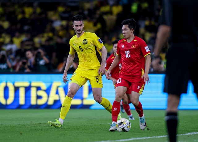 TRỰC TIẾP Malaysia 2-0 Việt Nam: Dàn sao nhập tịch của Malaysia tỏa sáng - Ảnh 1.