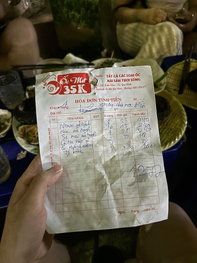 Quán ốc bị tố bán toàn đồ ôi thiu, khách cho vào miệng phải nhả ra vì buồn nôn: Chủ quán nói gì? - Ảnh 1.