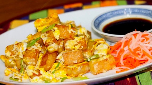 Khách Tây khám phá ẩm thực đường phố Sài Gòn: Những món ngon nhất - Ảnh 2.
