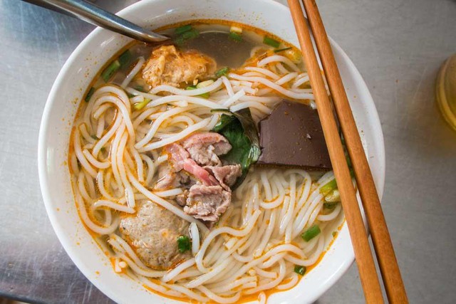 Khách Tây nhận xét: Việt Nam có 1 món ăn khiến chúng tôi phải húp đến giọt cuối cùng - Ảnh 6.