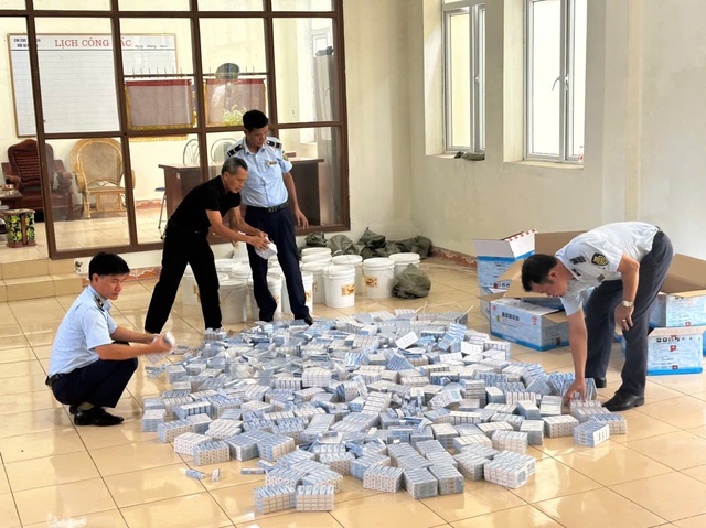 Khám xét 20 chiếc thùng nhựa ở Quảng Ninh, phát hiện sự thật bên trong - Ảnh 1.