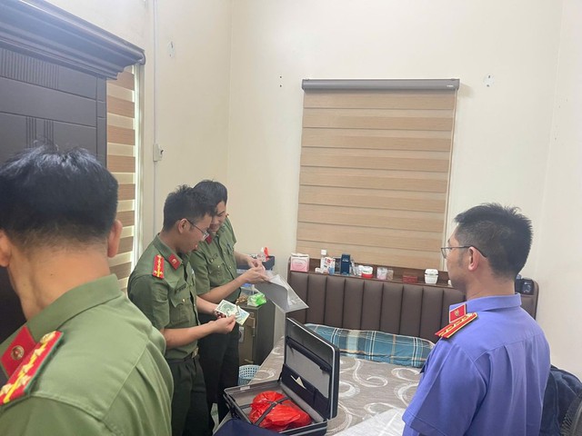 Khám xét nơi ở, bắt Giám đốc Phùng Ngọc Phương - Ảnh 2.