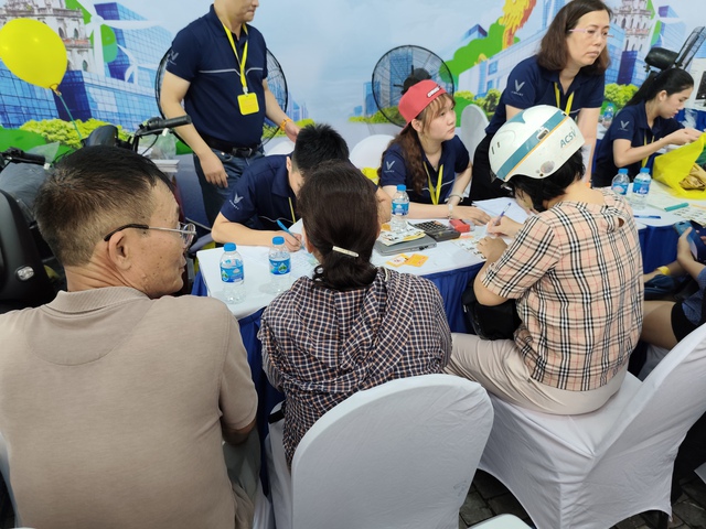Vừa tới sự kiện, nam thanh niên 'mất' luôn chiếc Wave gắn bó hơn chục năm vào tay VinFast - Ảnh 2.