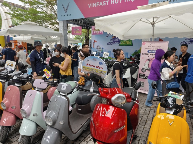 Vừa tới sự kiện, nam thanh niên 'mất' luôn chiếc Wave gắn bó hơn chục năm vào tay VinFast - Ảnh 1.
